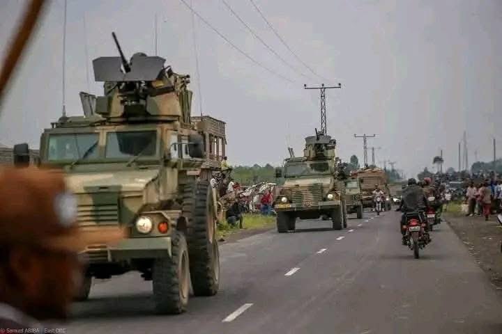 MudimbiThierry's tweet photo. 🚨 A special unit of the FARDC @FARDC_officiel has reportedly crossed the border and is heading towards Gisenyi. Mass displacement of people observed. Potential damage in Rwanda. #Tokolonga https://t.co/G0BvFSKt2Q