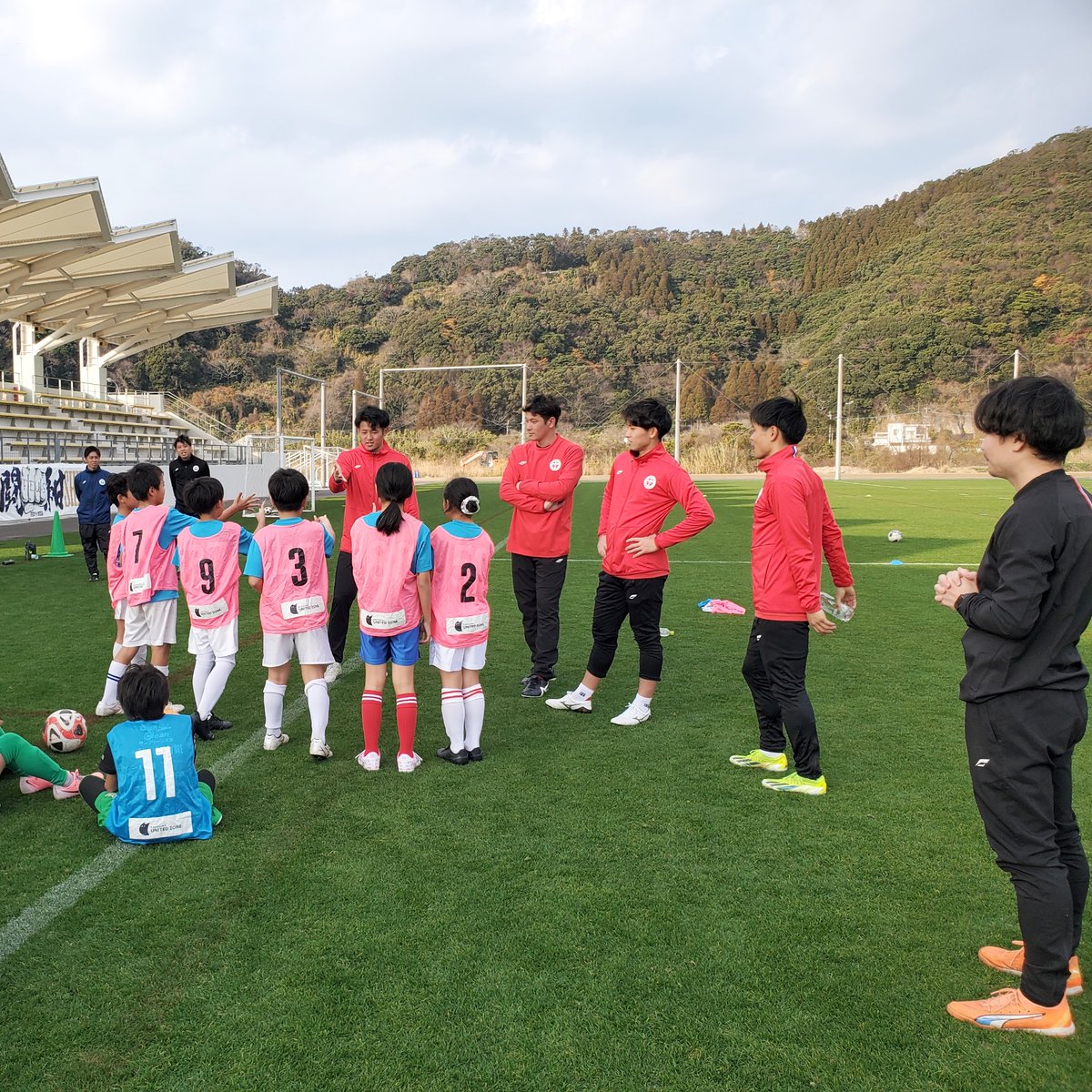 Sports_IBUSUKI's tweet photo. サッカースクール✖︎ 鹿児島ユナイテッドFC⚽️

指宿市内の子どもたち24名を対象にサッカースクールが開催されました❗️
プロサッカー選手の方々にご指導いただいて、子どもたちにとって最高の時間になったことと思います✊🏻✨選手の皆さま、ありがとございました🙌🏻

#指宿キャンプ https://t.co/yeZ2g2xBGL