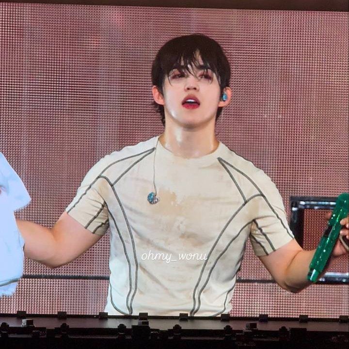 cherrychimm's tweet photo. This feels like he’s just checking in on the damage he’s caused in just one (1) month……..I am NOT doing well with all of the heart attacks I’ve had to suffer but thanks for asking I guess 🙄 https://t.co/MOOigdCnPv