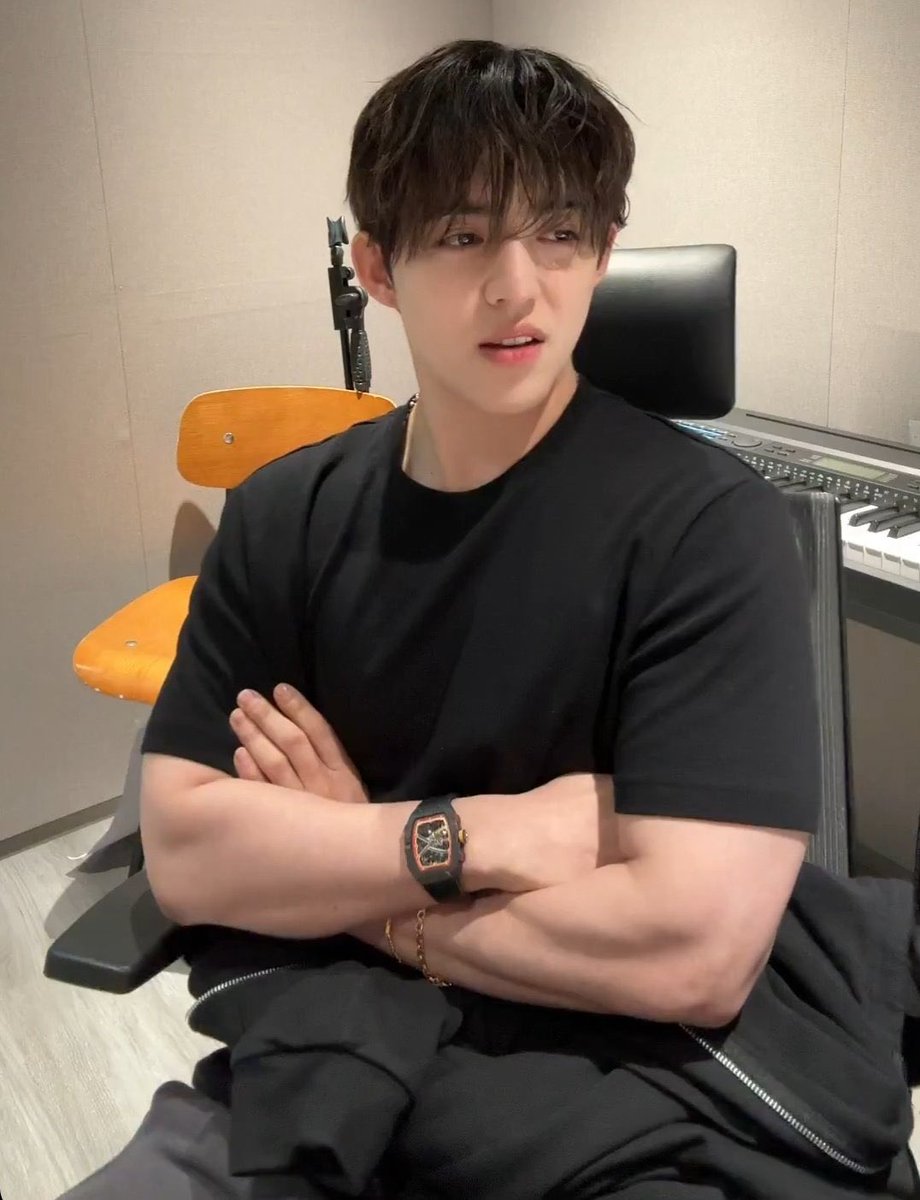 cherrychimm's tweet photo. This feels like he’s just checking in on the damage he’s caused in just one (1) month……..I am NOT doing well with all of the heart attacks I’ve had to suffer but thanks for asking I guess 🙄 https://t.co/MOOigdCnPv