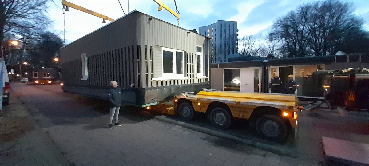 j0risverhoeven's tweet photo. 4 halve huizen in de kraan aan de Dr. Ahausstraat 😎
#WOUD #BouwenZonderVoetafdruk https://t.co/cBMM5zSqXE