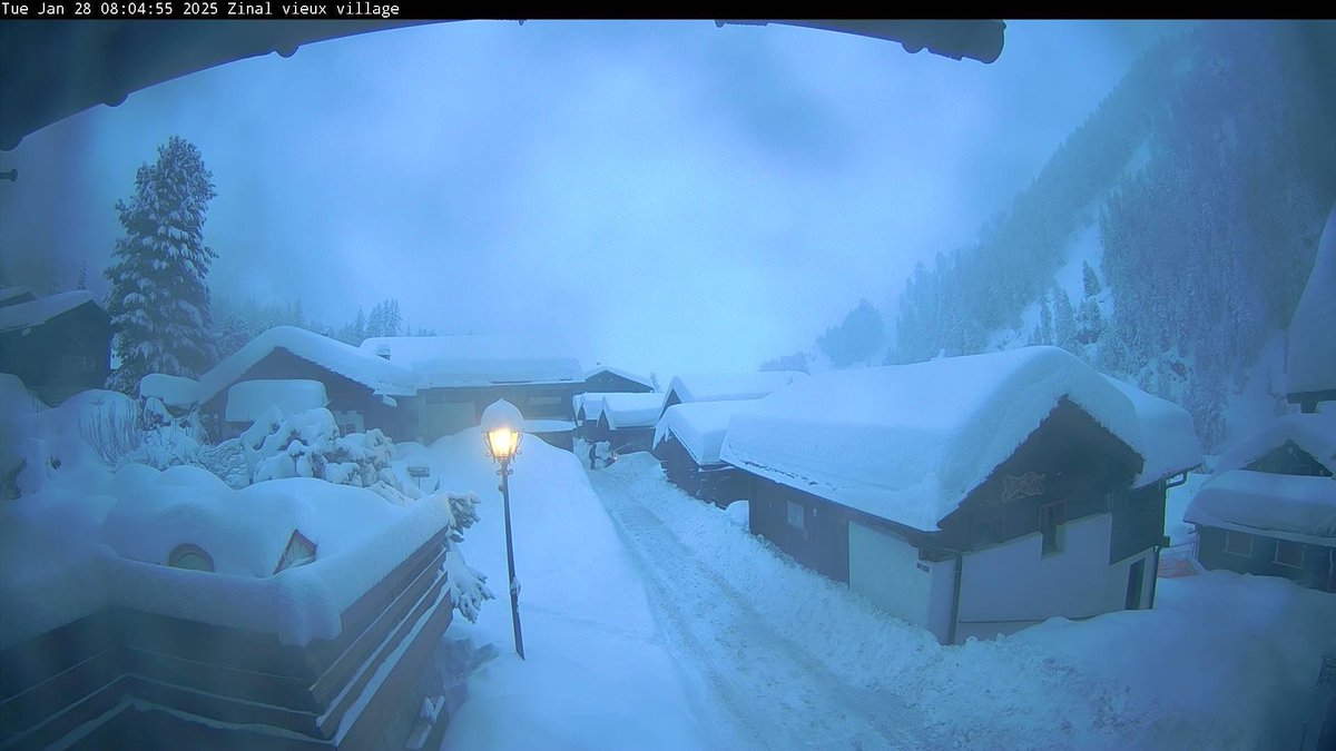 ABettmeralp's tweet photo. Viel Schnee in der Nacht im ganzen #Wallis...
Hier ein guter Meter Schnee am Boden in #Zinal https://t.co/AZKxG617qL