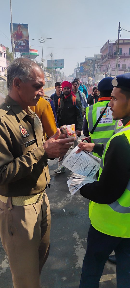 CPRONCR's tweet photo. महाकुम्भ 2025 में यात्रियों की सुविधा के लिए प्रयागराज जंक्शन के बाहर रेल कर्मयोगियों द्वारा महाकुम्भ विशेष पैम्फलेट एवं पॉकेट बुकलेट वितरित की जा रही हैं, जिससे उन्हें महाकुम्भ और रेलवे से जुड़ी महत्वपूर्ण जानकारी मिल सके।🚆✨🕉️  

#KumbhRailSeva2025 #Mahakumbh2025 #NCRailway https://t.co/Ai1s4vKmUt