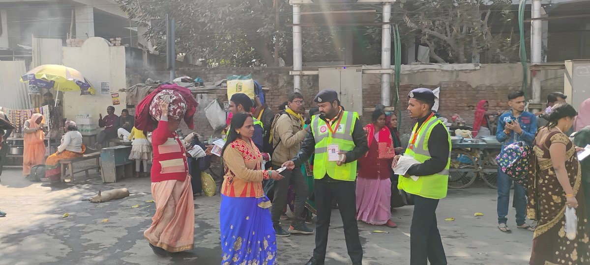 CPRONCR's tweet photo. महाकुम्भ 2025 में यात्रियों की सुविधा के लिए प्रयागराज जंक्शन के बाहर रेल कर्मयोगियों द्वारा महाकुम्भ विशेष पैम्फलेट एवं पॉकेट बुकलेट वितरित की जा रही हैं, जिससे उन्हें महाकुम्भ और रेलवे से जुड़ी महत्वपूर्ण जानकारी मिल सके।🚆✨🕉️  

#KumbhRailSeva2025 #Mahakumbh2025 #NCRailway https://t.co/Ai1s4vKmUt