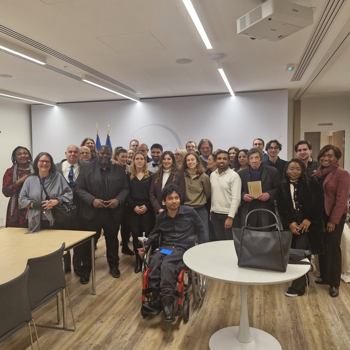 MohamadParis20's tweet photo. ✍️Penser, agir et innover pour répondre aux défis d’un monde en mutation : aux États généraux de @Renaissance20e,  et les @JeunesMacron75
nous avons mené des réflexions intenses pour répondre aux différents défis posés en #France,en 🇪🇺 et dans le monde
#Paris20
Cc @Rayan_Nezzar https://t.co/jtUUSSKzuA