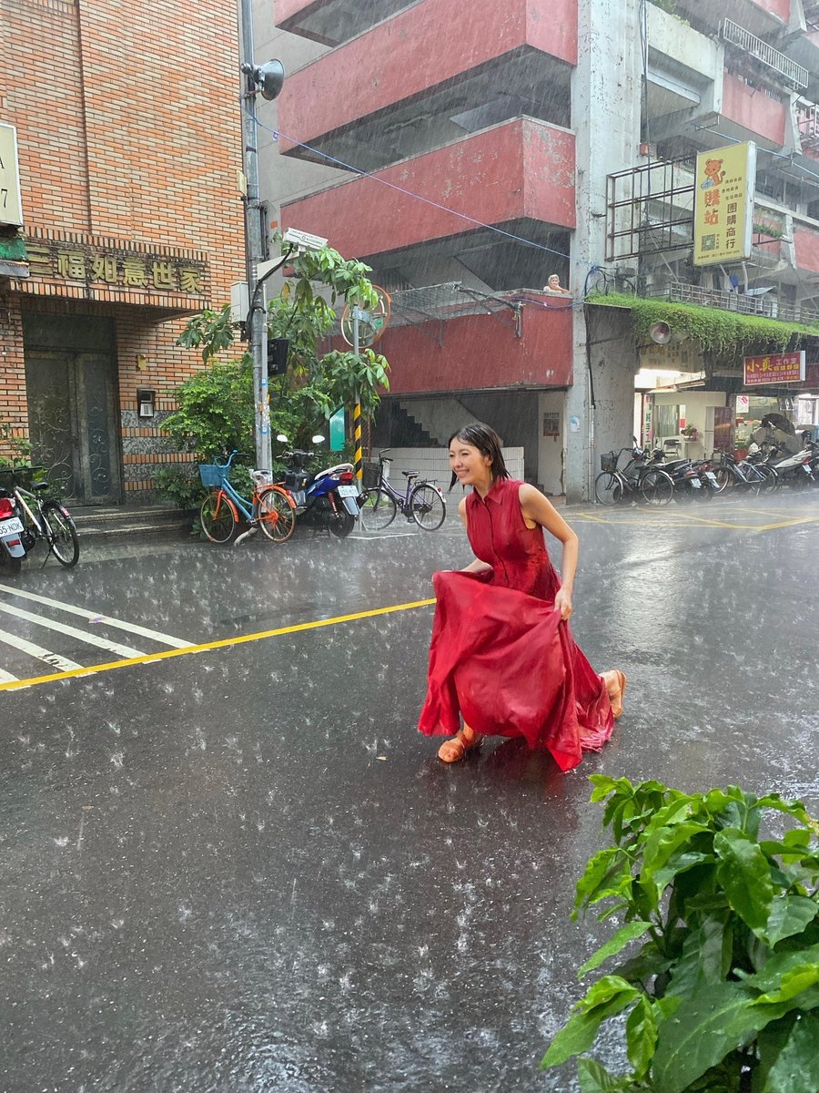 1st写真集『舞』では、
11月の滝の中に入り撮影📸

4th写真集『翼』では、
雨の中で撮影📸

今回西田幸樹カメラマンは小さい傘を被り、
撮影に挑んでくださりました‼️

⬇️つばさ舞4th写真集『翼』 絶賛発売中！
https://t.co/9Y5xhfurZV https://t.co/Ce9NJiQlRO