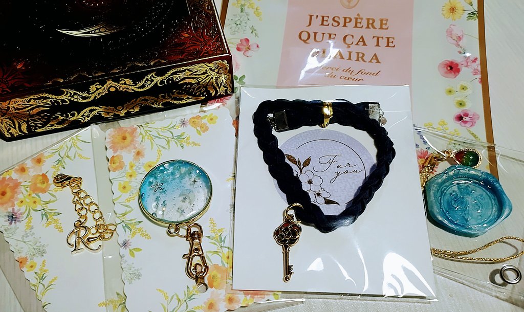 むめいちゃんからお誕生日プレゼントと少し早めのチョコを貰いました…！
どれもとってもかわいい…🥰