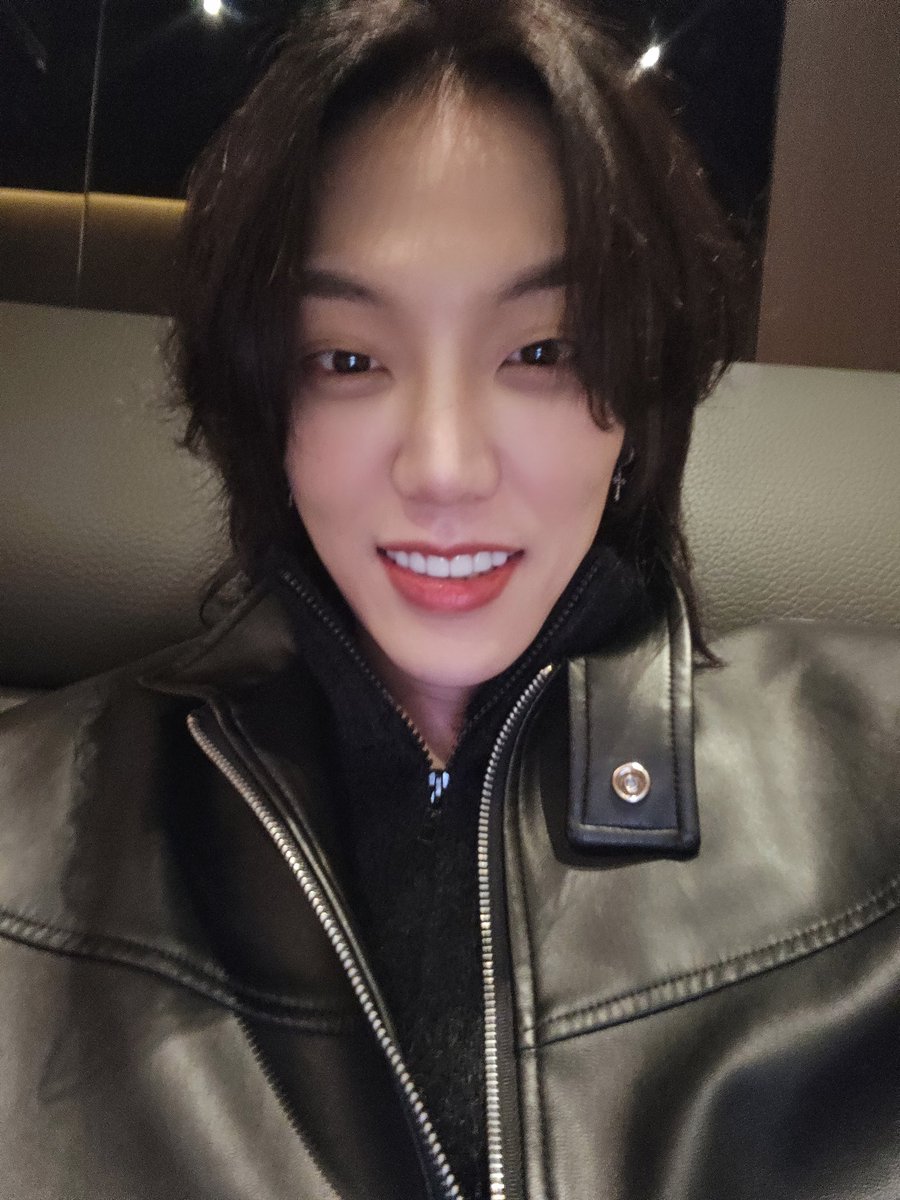 elcapitxxn's tweet photo. 억지로라도 웃자구요 https://t.co/OJghG2H4wA