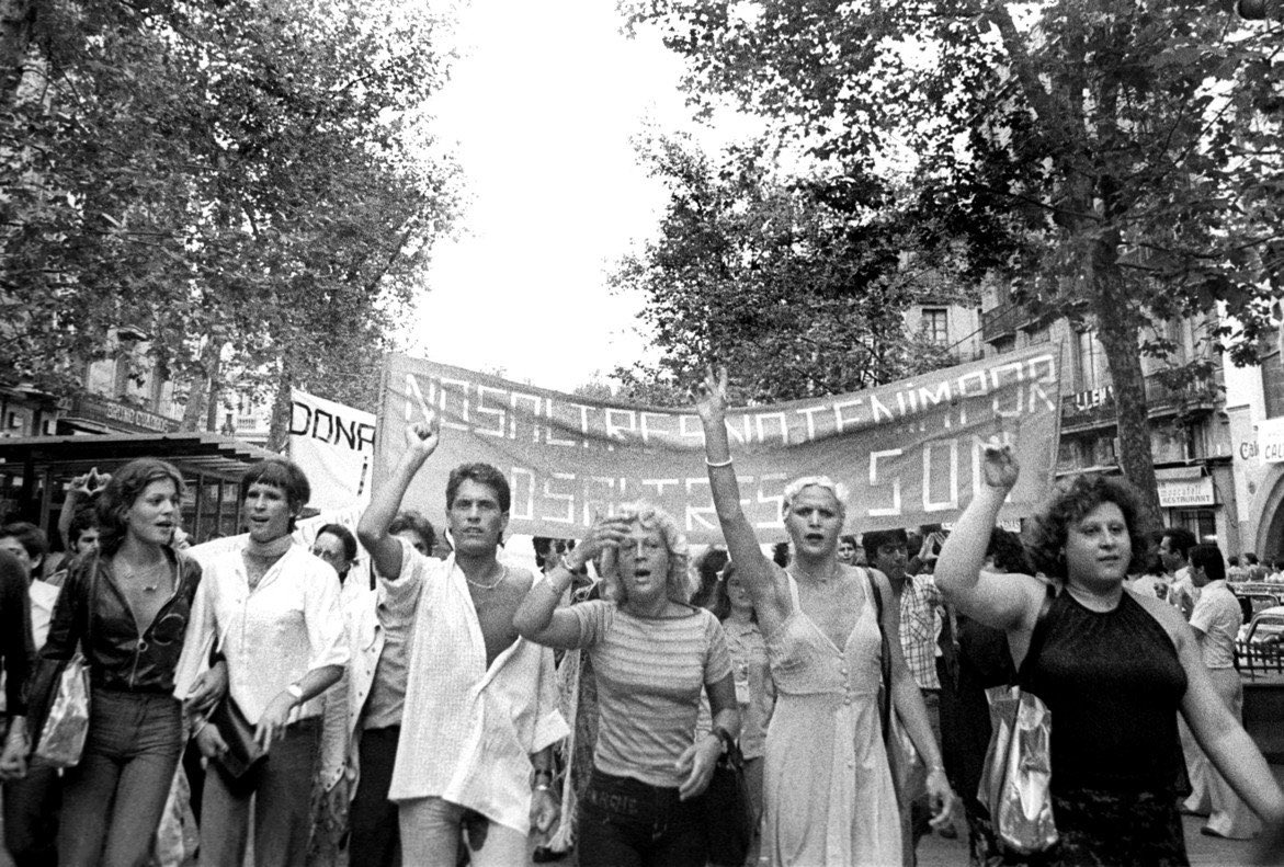 <a href="/davecrossx/">Dave Cross (he/him) 🏳️‍🌈🏳️‍⚧️</a> Trans have always been in the forefront of the fight for equal rights. Here you have a pic taken in Las Ramblas Barcelona 1977, Franco’s body still intact in his 🪦. First ever demonstration 4 gay rights.Guess who jumped in right in front of the fascist police? Our trans sisters!