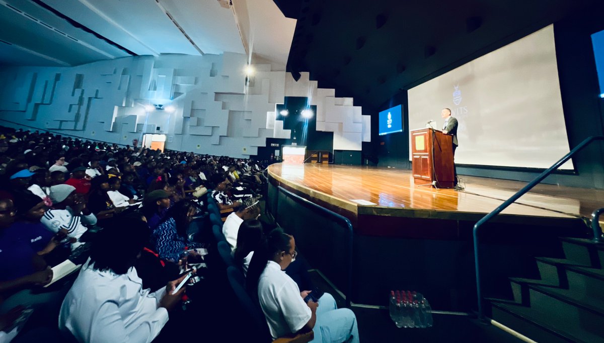 WitsCLM's tweet image. #WitsWelcomeDay2025 | CLM Dean, Prof Jason Cohen welcomes first-year CLM students 🎉🏛️

#GatewayToSuccess #WitsForGood