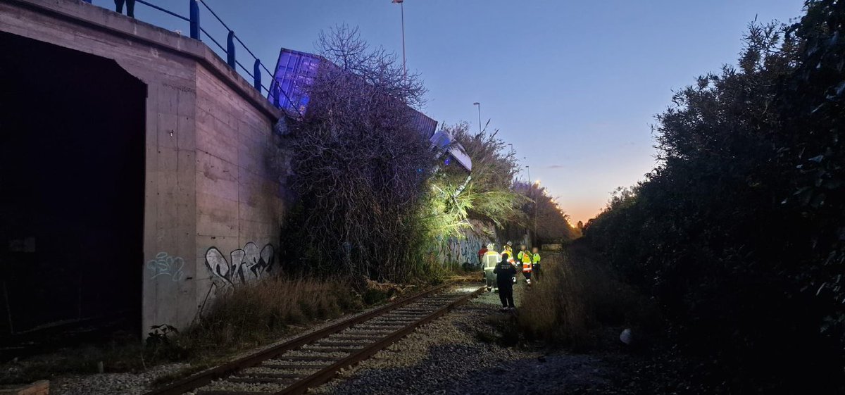 Ajuntament de Barcelona (@bcn_ajuntament) on Twitter photo 🚨Tallats dos carrils de la Ronda Litoral sentit Besòs per la sortida de la via d'un camió amb remolc.
Hi treballen 8 dotacions de @BCN_bombers per extreure el conductor de la cabina. <a href="/GUBBarcelona/">Guàrdia Urbana Barcelona</a> també present.
Aturada la circulació de trens al Consorci de la Zona Franca. 🚨Tallats dos carrils de la Ronda Litoral sentit Besòs per la sortida de la via d'un camió amb remolc.
Hi treballen 8 dotacions de @BCN_bombers per extreure el conductor de la cabina. <a href="/GUBBarcelona/">Guàrdia Urbana Barcelona</a> també present.
Aturada la circulació de trens al Consorci de la Zona Franca.