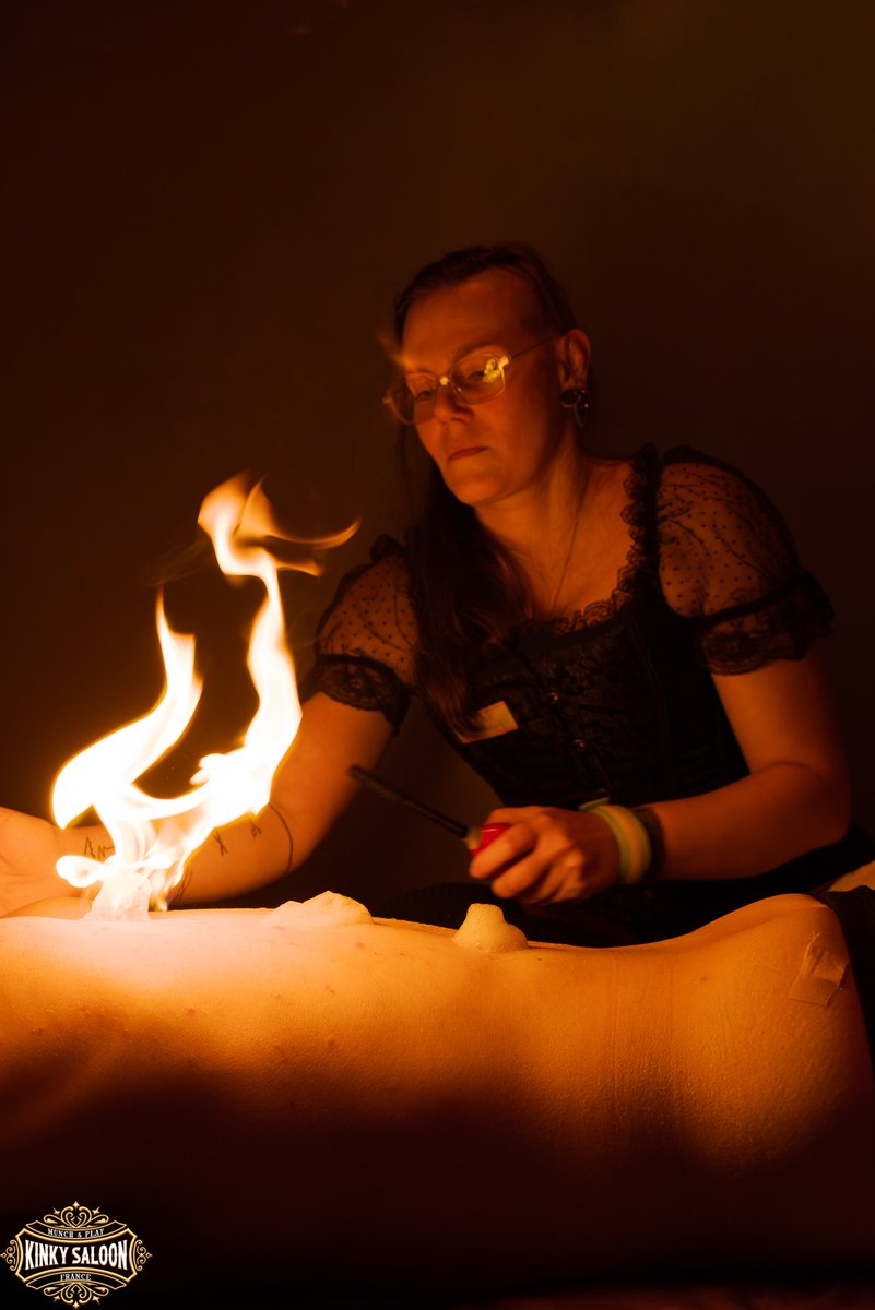 Un peu de chaleur en ce jour pluvieux. 
<a href="/KinkySaloonFR/">kinky saloon</a> 📷 <a href="/BolnyJob/">BolnyJob Photo</a> 
#BDSM #bdsmplay #bdsmcouple #mistress #slave #nullo #kinkyparty #fireplay