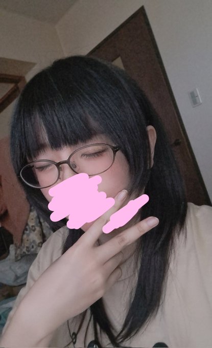 ウルフカットになりましたー!
髪の毛全体的に軽くしてもらえて
スッキリです✨
すっぴんなので目閉じてます👀笑 