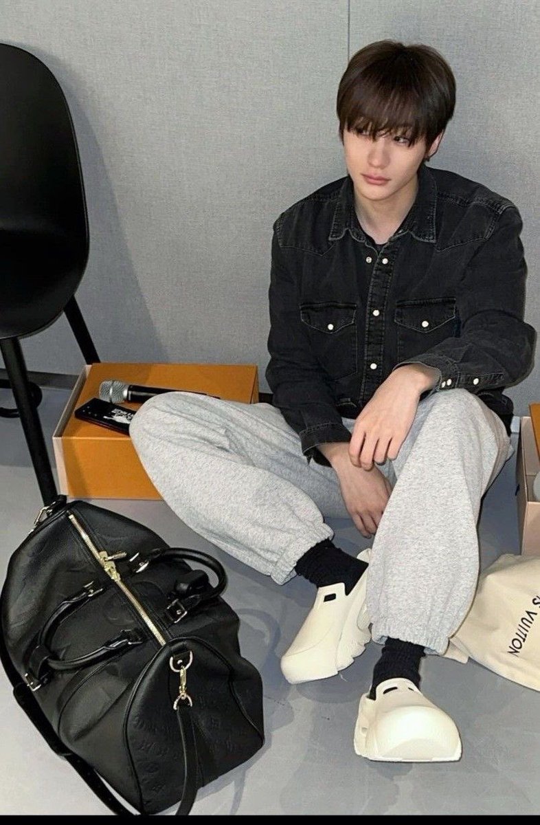 saoeiye's tweet photo. syongton au

where ton (22) is a final year student who loves to nongkrong di PI (either skripsian or emang pengen jalan2 aja) and syong (29) is an employee who works at the plaza tower yang kalo break pasti ke PI

and that's where their story begins! https://t.co/3a9EEarNP2