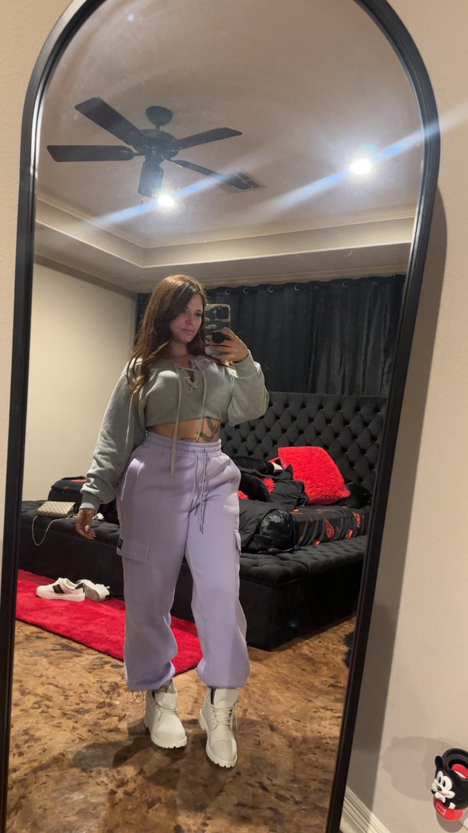 Mogulstylist's tweet photo. I am definitely a sucker when I see a video of something cute I immediately want to go buy it. These cargo pants from @fbcounty are amazing @zumiez . #cargopants #cargopant #fbcounty #onlineshopping #zumiez #zumiezlife #shopping #shoppingaddict https://t.co/1FsSwde3WG
