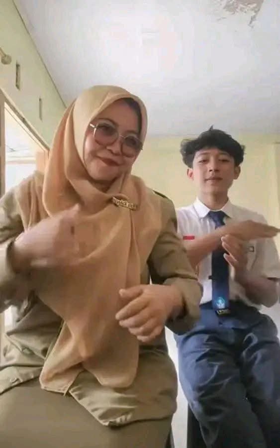 Hadi02247040's tweet photo. Ada yg punya video guru vs murid yg lagi viral,,, https://t.co/8EFGYPhlLO