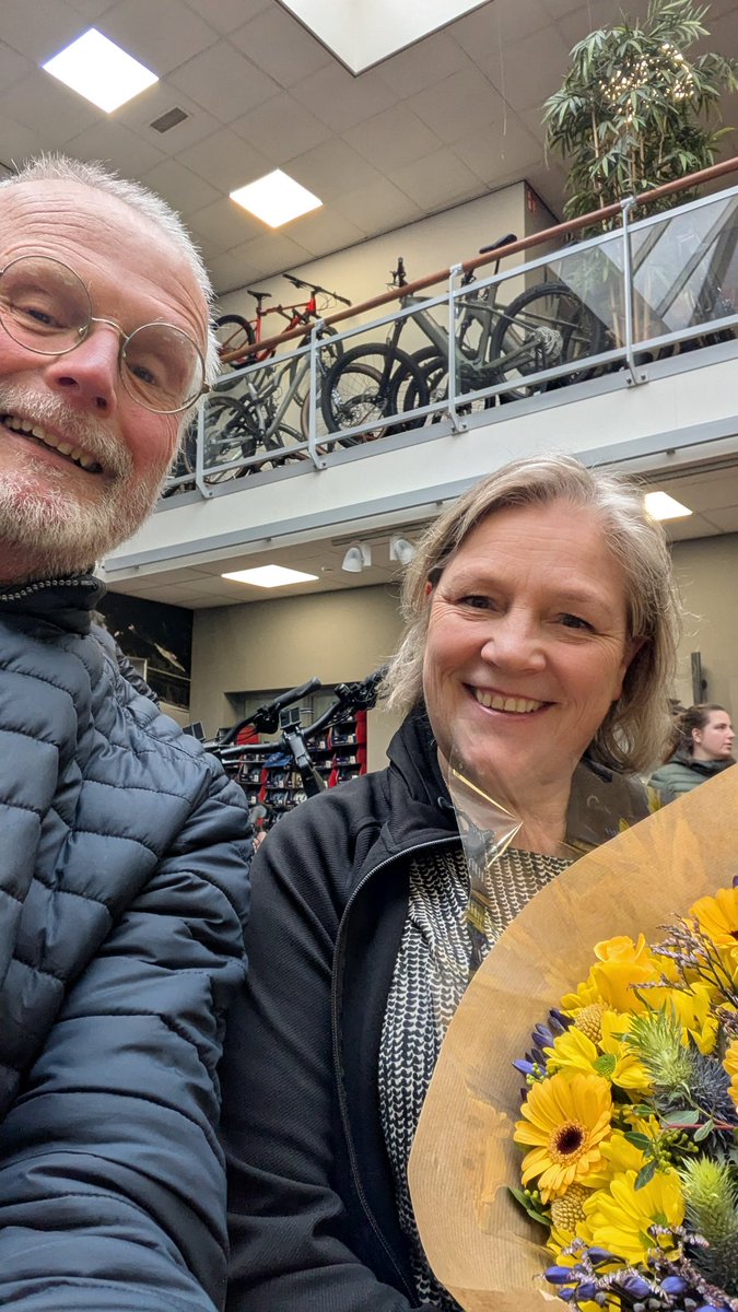Afgelopen zaterdag <a href="/FietsGoed/">fietsgoed.nl</a> oftewel Scholten in Zwolle even in de bondsgele bloemen gezet. Gefeliciteerd met 💯 jaar fietsservice en bedankt voor de goede samenwerking in de afgelopen eeuw. PS: Wij vieren dit jaar een halve eeuw Fietsersbond.
