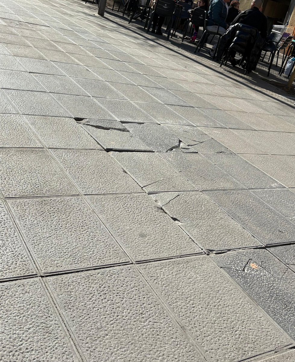 molletopina's tweet photo. Bon dia, @aramolleterc 

Hem rebut queixes d'un veí amb mobilitat reduïda, ja que la seva cadira de rodes es desestabilitza en passar.

📍Rambla Nova, 71-73

Podeu gestionar amb l'Ajuntament de Mollet l'arranjament?

Gràcies! https://t.co/QzD6LUieZw