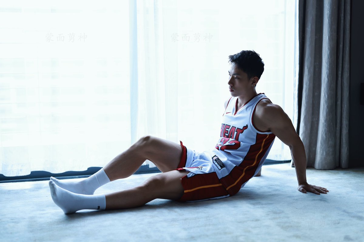 No.165 许愿新年肌肉暴涨，得到一个肌肉体育生男友！

想看他的完整写真集可私信获取。