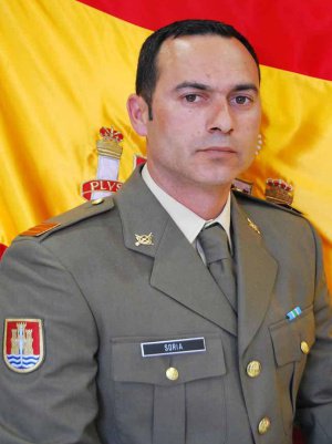 EjercitoTierra's tweet photo. #Taldíacomohoy 2015 fallece en #Líbano el cabo Francisco Javier Soria Toledo, durante los incidentes ocurridos entre Hezbolá y el Ejército de Israel, en la zona de responsabilidad del contingente español.
Destinado en el Regimiento "Córdoba" nº 10, #BrigadaGuzmánelBueno, participaba en la operación #LibreHidalgo @UNIFIL_ . 
¡Hoy recordamos su sacrificio y su entrega a España!. #EfeméridesEjército 🇪🇸