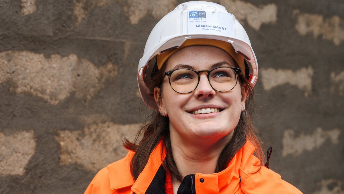 SyndicatEauxIDF's tweet photo. [#Réseau] Pour localiser plus rapidement les fuites, améliorer encore son rendement et protéger la ressource, le #SEDIF sectorise son réseau de 8000 km depuis 2019. 

Objectif : mieux le surveiller. 

➡️ Concrètement, le #SEDIF vient d'équiper une #canalisation de transport de gros diamètre (= feeder) rue des Docks à Saint-Ouen : un débitmètre & une vanne de modulation de pression en DN600 ont été montés à l’intérieur d’une chambre réalisée à 3m de profondeur. 

Ces équipements permettent le comptage des volumes transitant par la conduite et de réduire la pression sur le nouveau secteur créé. 

Ce chantier - démarré début novembre et qui s'achève le mois prochain - vient compléter deux autres chambres déjà réalisées pour finaliser le secteur qui regroupe les communes de Levallois-Perret / Clichy-la-Garenne (Hauts-de-Seine) et une partie de la commune de Saint-Ouen (Seine-Saint-Denis).

🔎 80% des travaux nécessaires à la sectorisation du réseau sont maintenant achevés pour une mise en service dans un an, début 2026 !