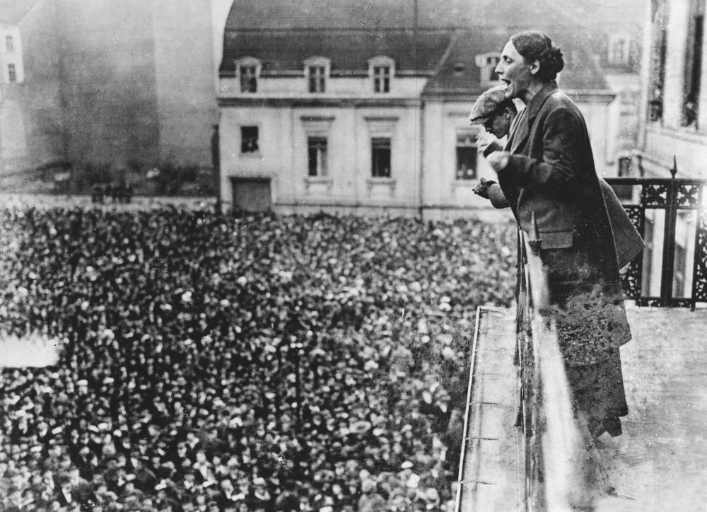 HeikeSpecht's tweet photo. „Die  Frau ist vollberechtigte Staatsbürgerin. Überlegen Sie, was das heißt."
Heute vor 69 Jahren starb Marie Juchacz. Gründerin der   Arbeiterwohlfahrt, Sozialpolitikerin und erste Frau, die in der Weimarer Nationalversammlung eine Rede hielt.  #DieErstenihrerArt https://t.co/6g7iWVxIG1