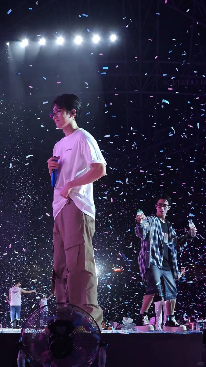 wonwooshhh's tweet photo. pic muna bago mabato ng mic https://t.co/HgQRBvkG2a
