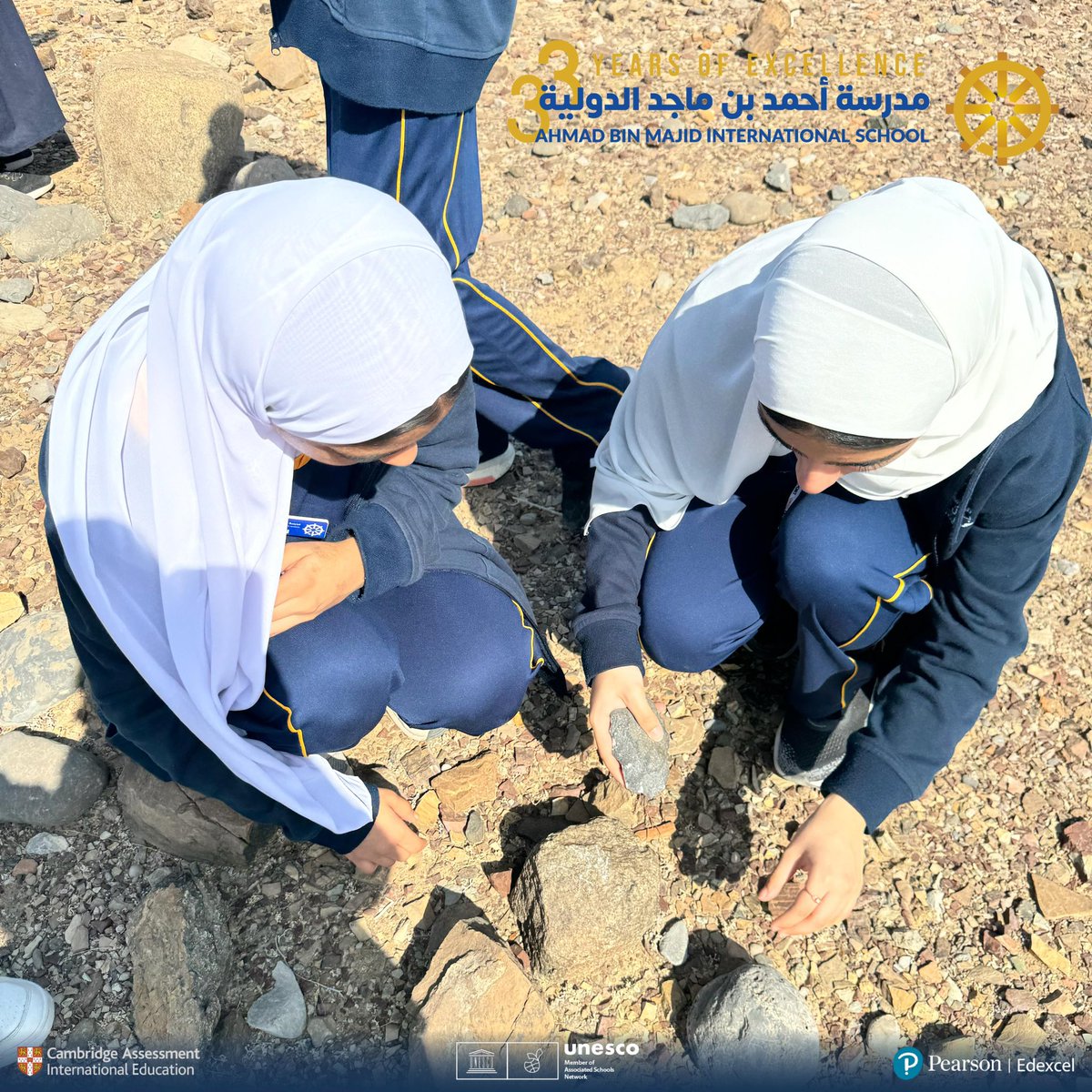 abm_oman's tweet photo. شاركت مدرسة أحمد بن ماجد الدولية في زيارة ميدانية لموقع “مناقي” الأثري في الرستاق بتنظيم قسم الآثار بجامعة السلطان قابوس لتعزيز الوعي بالتراث العماني.
شملت هذه الزيارة جولة في الموقع الذي يعود تاريخه إلى 3000 سنة قبل الميلاد، حيث اطلع الطلبة على الآثار المكتشفة مثل المباني السكنية والمدافن.
كما شاركوا في ورش عمل لتعلم تقنيات فحص وتحليل المكتشفات الأثرية.

#ABM
#أحمد_بن_ماجد
#leadership
#التراث_الثقافي 
#التاريخ
#SQU