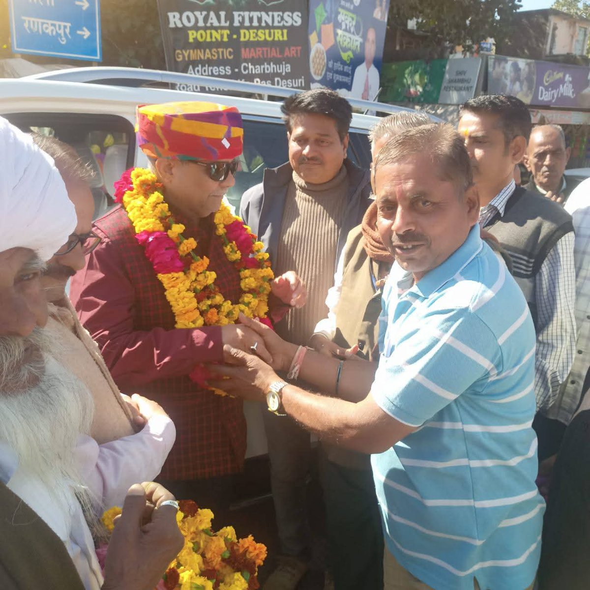 jogeshwarg's tweet image. #पाली #देसूरी पहुंचने पर देवतुल्य स्नेहीजनों कार्यकर्ताओं द्वारा किए गए आत्मीय स्वागत एवं अभिनंदन हेतु आप सभी का हृदयतल से आभार।
#pali #desuri