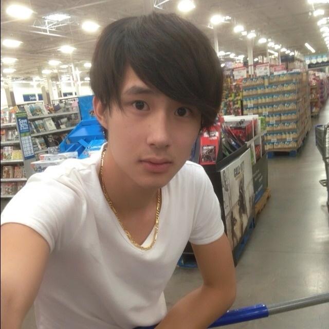 隆史は元水泳選手で松坂桃李君のトレーナーでコーチ。エドはるみは天海祐希のスポーツクラブの清掃員。寺島進は三兄妹の父親で天海祐希の別居中の夫。綾野剛はカメラマン。波瑠さんは松坂桃李君の元恋人。平田満は波瑠の父。小野武彦さんは代議士。宮崎美子は佐藤めぐみの紹介で天海祐希が鑑定を依頼し