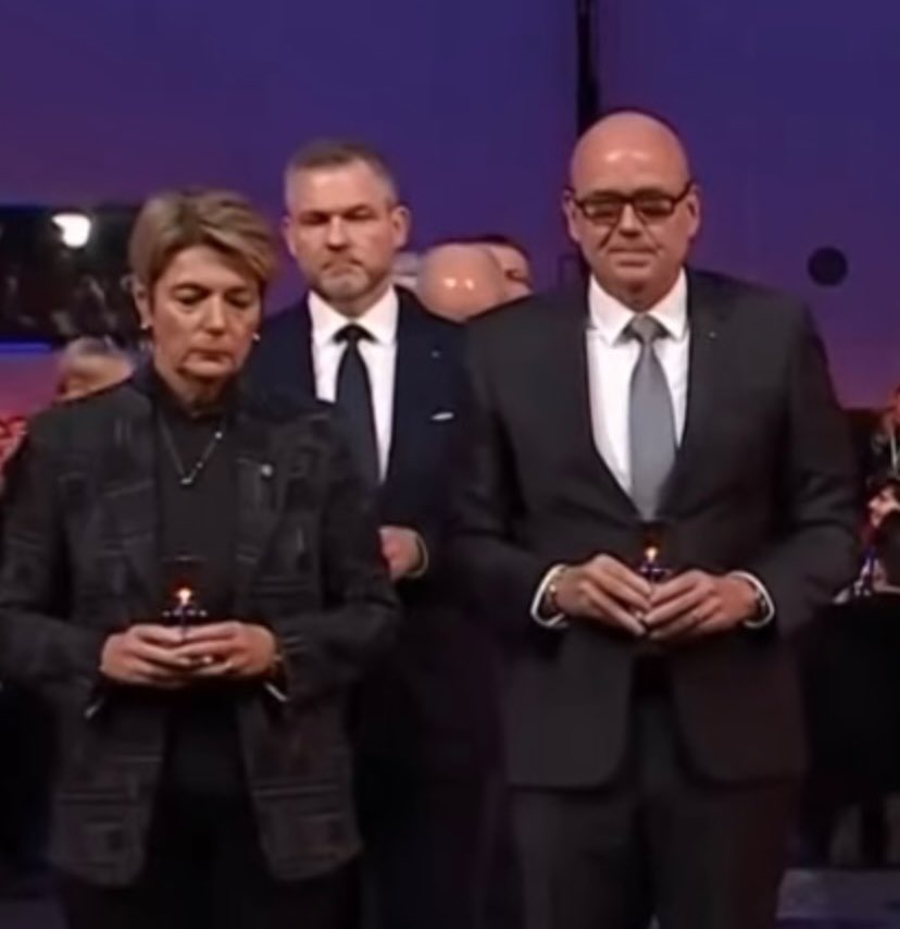 embsuizaespana's tweet photo. Ayer, la Presidenta de la Confederación Suiza @keller_sutter estuvo presente, junto a SSMM los Reyes de España y muchos otros jefes de Estado, en el 80 aniversario del campo de exterminación de #Auschiwtz-Birkenau. 

#Nuncamas 

@CasaReal https://t.co/2ROGZvE4kn