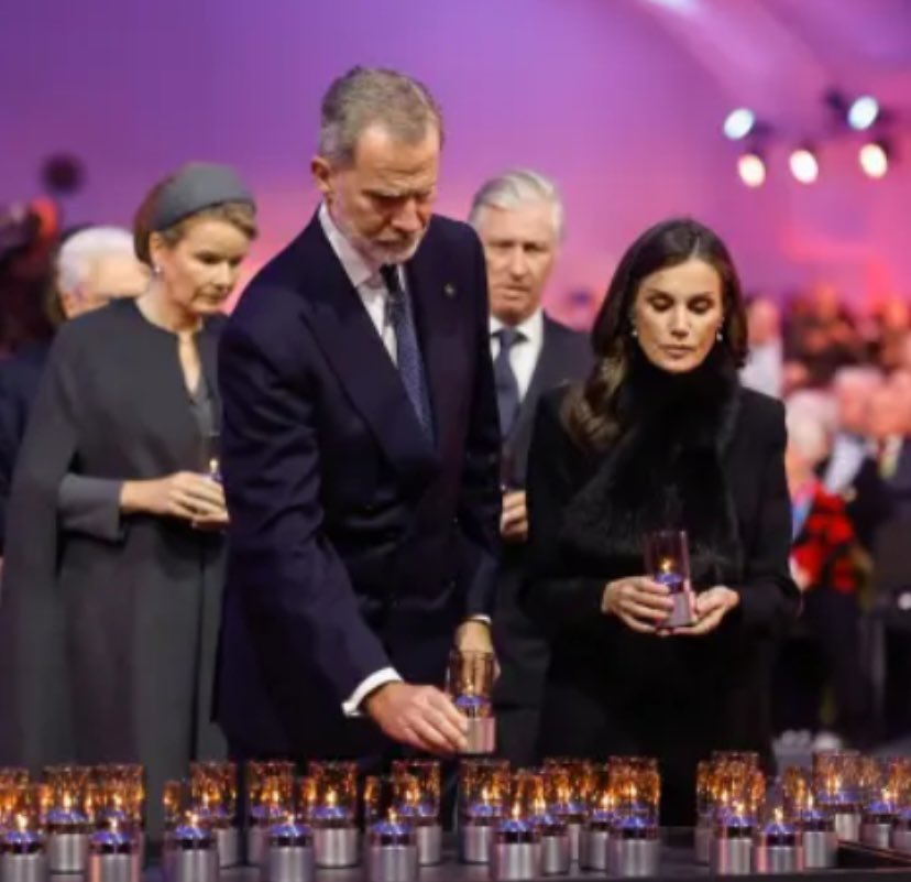 embsuizaespana's tweet photo. Ayer, la Presidenta de la Confederación Suiza @keller_sutter estuvo presente, junto a SSMM los Reyes de España y muchos otros jefes de Estado, en el 80 aniversario del campo de exterminación de #Auschiwtz-Birkenau. 

#Nuncamas 

@CasaReal https://t.co/2ROGZvE4kn