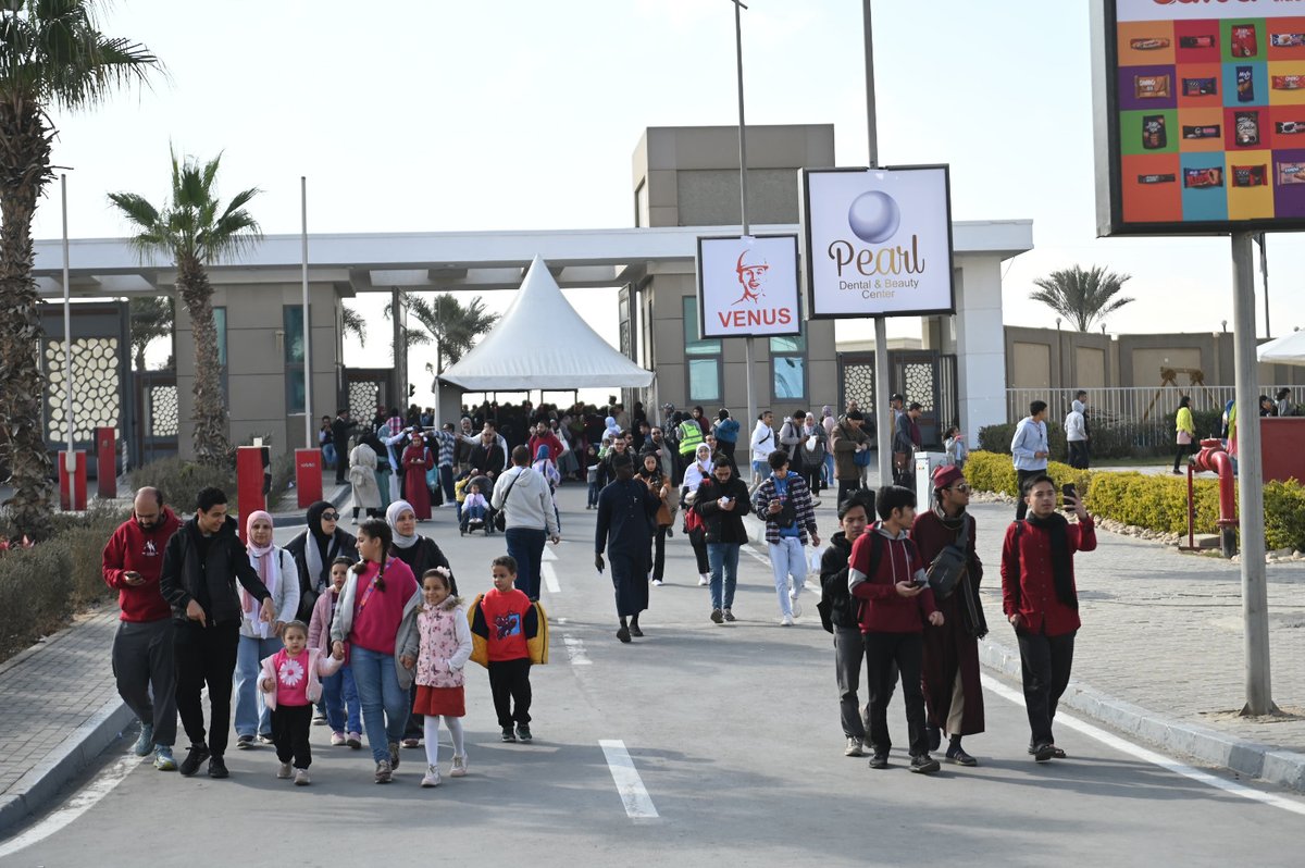 cairobookfair's tweet photo. معرض القاهرة الدولي للكتاب يتخطى حاجز المليون ونصف المليون زائر خلال أيامه الأولى مسجلُا باليوم الرابع 345.219 زائرًا
#وزارة_الثقافة_المصرية
#معرض_القاهرة_الدولي_للكتاب
#معرض_القاهرة_الدولي_للكتاب_56
#CIBF56
#أحمد_مستجير
#فاطمة_المعدول 
  #الهيئة_المصرية_للكتاب https://t.co/R0KEIU6WC5
