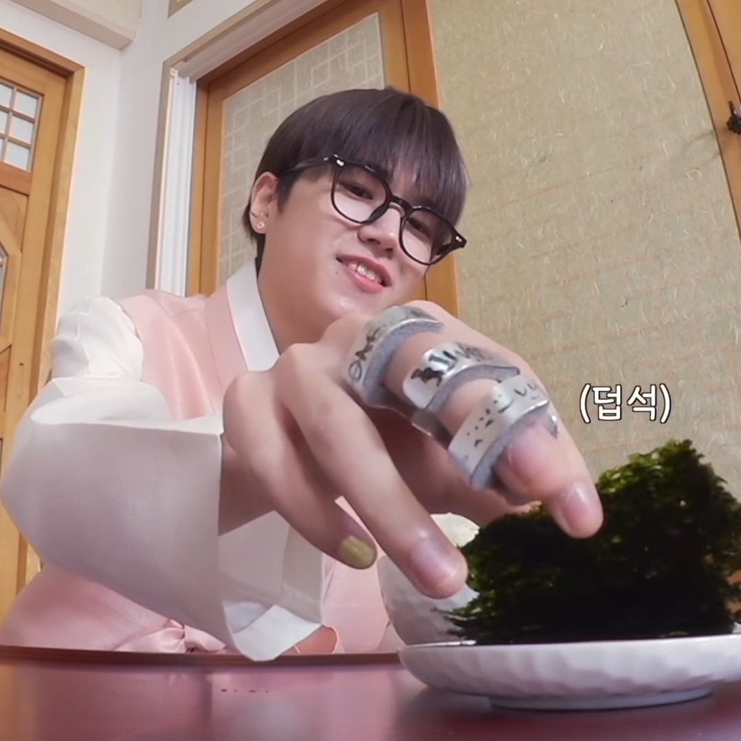 riwoo_archive's tweet photo. they didn't tell us this, but the real reason for his injury was actually from having all the members wrapped around his fingers 😏💅 https://t.co/YCL8SUBmNk