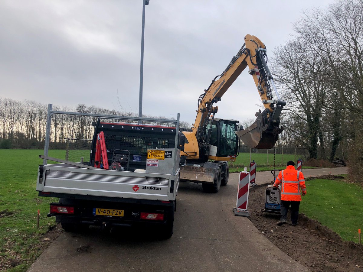 De werkzaamheden voor de renovatie van de wielerbaan in sportpark Den Burg-Zuid zijn volop gaande. Na bijna 40 jaar in gebruik te zijn, is de baan toe aan vernieuwing. Lees meer op texel.nl.
