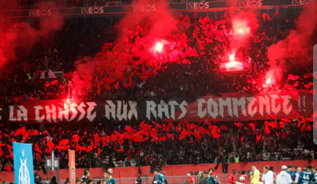 Au delà de tout clubisme ou de rivalité régionale, une telle banderolle devrait faire l'unanimité contre elle. 
Par ce qu'elle dégage, par les termes qui ont une signification et par la police utilisée.
Il n'y a ni folklore ni humour à qualifier des adversaires de rats.