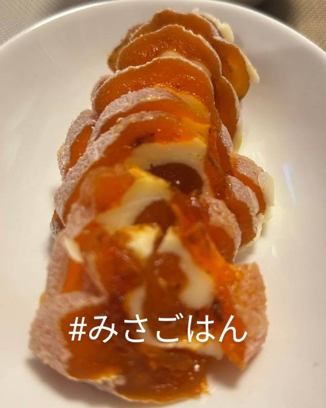 【干し柿クリチ】
干し柿を切って延ばしてクリームチーズを巻き巻き。
あまじょっぱい味が箸休めにぴったりの1品。
本日もお疲れ様でした🍻
#みさごはん
#おうちごはん
#料理好きな人とつながりたい
#料理記録 116
