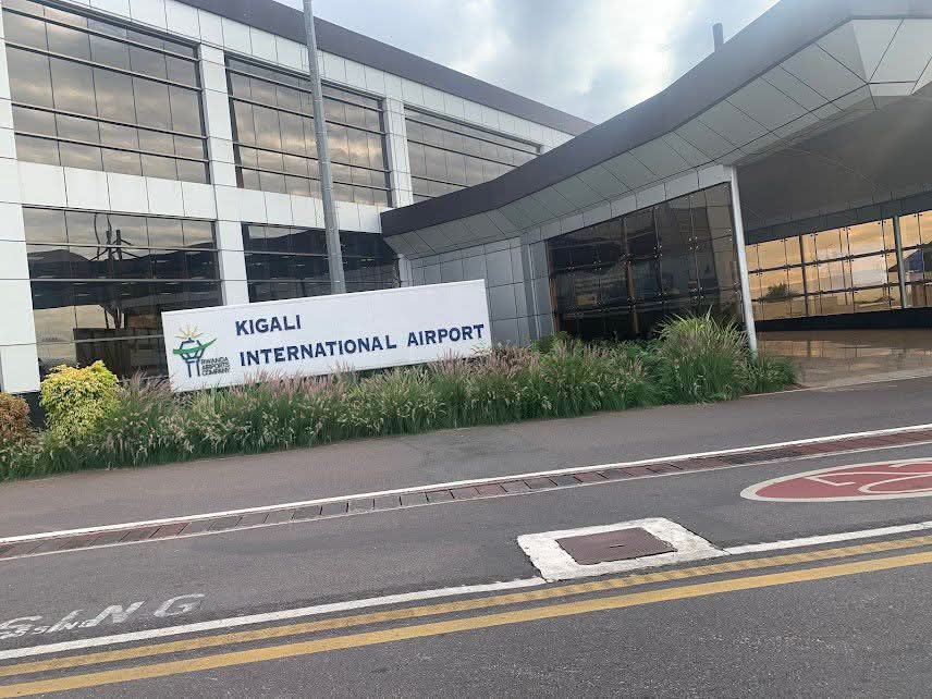 L’aéroport de Kigali est fermé. Tous les vols à destination de Kigali sont annulés. La peur a changé de camp.