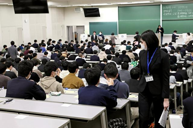 livedoornews's tweet photo. 【謝罪】共通テストで監督者がトイレ個室内まで立ち入る 大阪
https://t.co/6UmP2q9Jjh

男子生徒は、抗議すれば試験で不利になるかもしれないと思い、仕方なく監督者が同室する状態で用を足したとのこと。監督者は「不正防止の意図で入った」という趣旨の説明をしているという。 https://t.co/i4zZxFYoyr