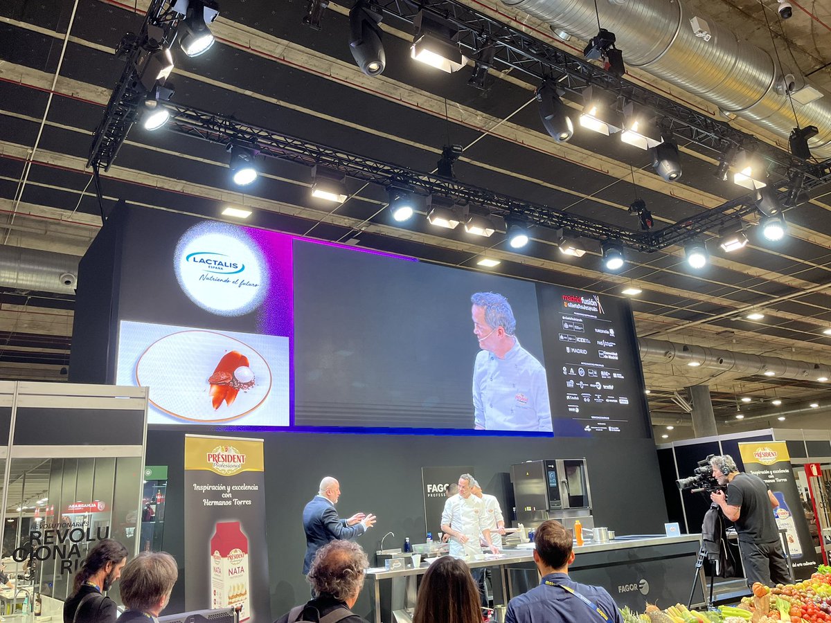 ChefLactalis's tweet photo. Y la opción #dulce . Un homenaje de los #HermanosTorres al #cacao sacando el máximo provecho de todas sus partes y fascinándonos con su creatividad a la hora de incorporar la #nata president a su cocina #LactalisFoodService #MadridFusion #madridfusion25 #Chefs #Ifema #IfemaMadrid https://t.co/3PTTFHGVPe