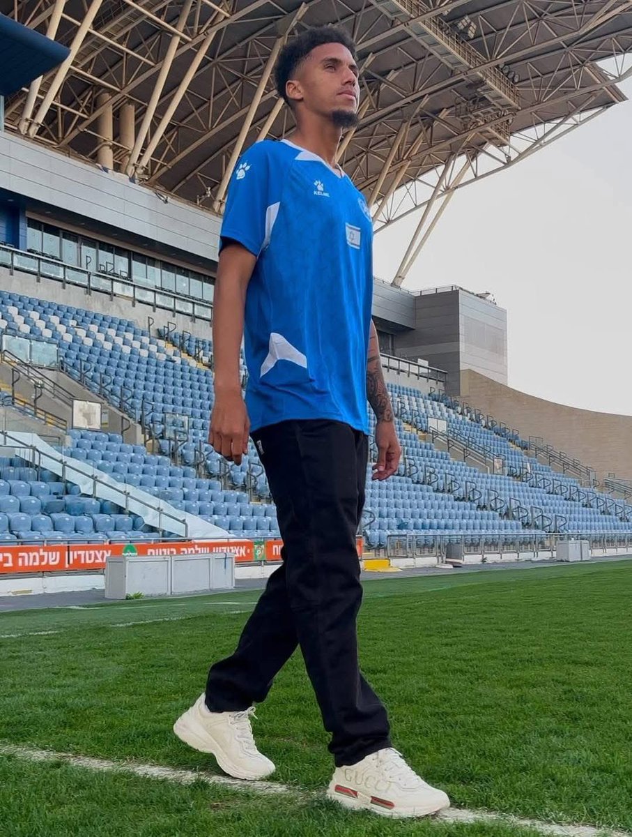 PitchsideArena's tweet photo. 🟢All Party's Confirmed🟢
Done✅ Deal 🫱🏾🫲🏽✍🏼
Israeli Premier League outfit🇮🇱 Maccabi Petah Tikva has officially announced the acquisition of South African international🇿🇦 Rushine De Reuck on a loan deal from reigning DSTV Premiership champions 👆🏻 Mamelodi Sundowns.
#DeReuck https://t.co/3hLISYAeFe