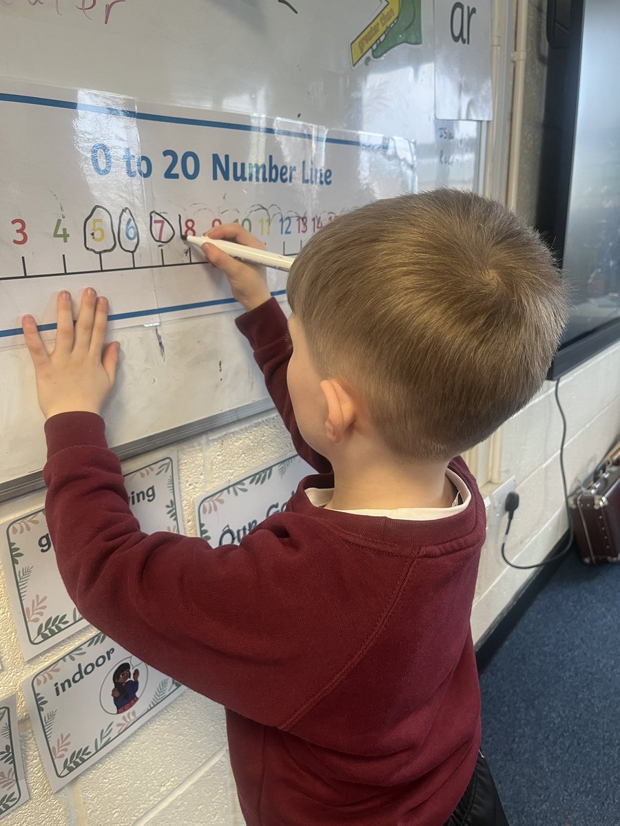 MissFlynnMLP's tweet image. In Maths we played a spin the wheel game. We got 2 different numbers and worked out the difference between them using our number line to 20. @MabLanePri @MrGuyMLP #placevalue