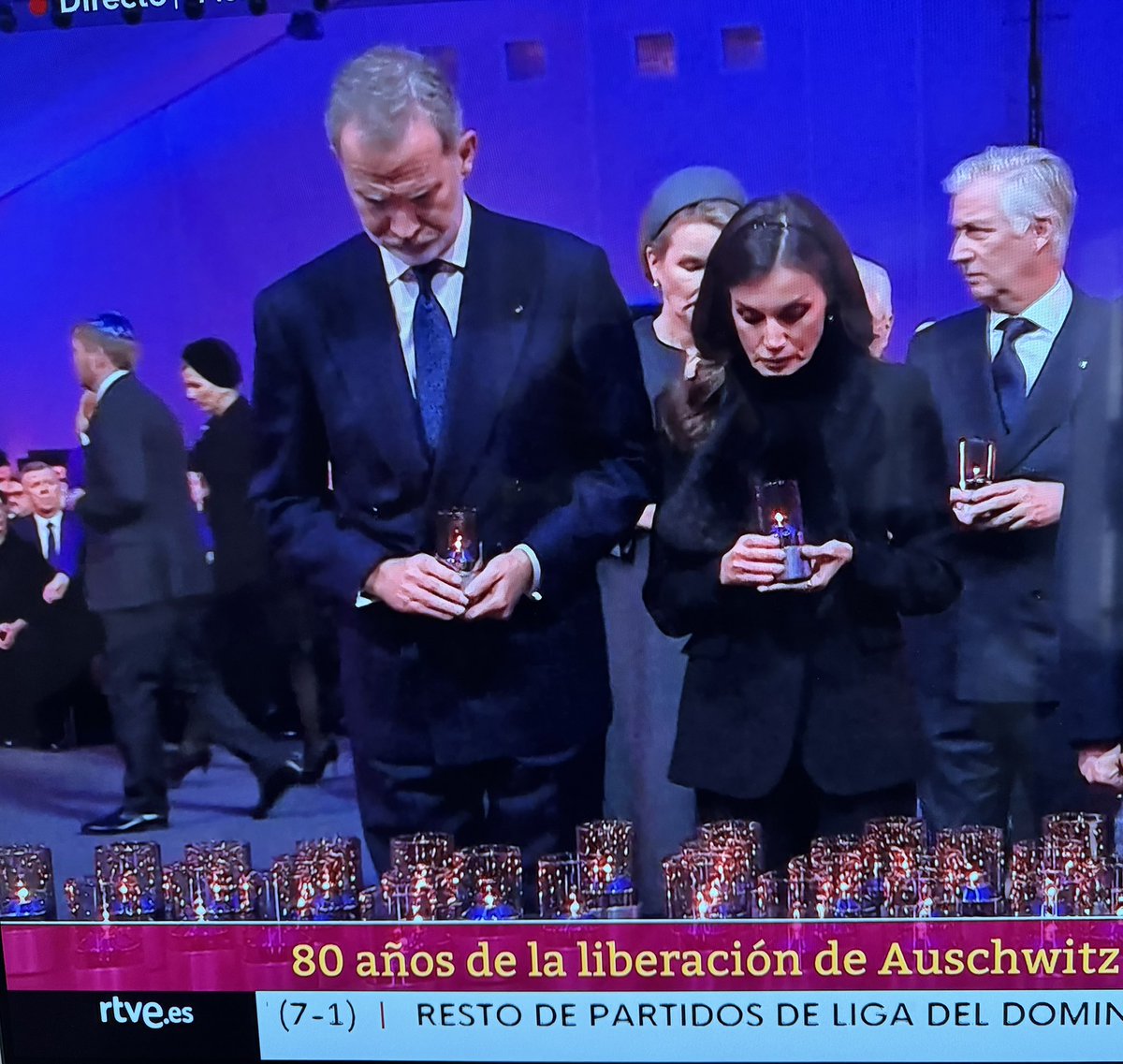 ¿Sabíais que en la península hubo decenas de campos de concentración franquistas? 
¿Y sabríais decidme cuántos han visitado la monarquía española?
Pues eso.