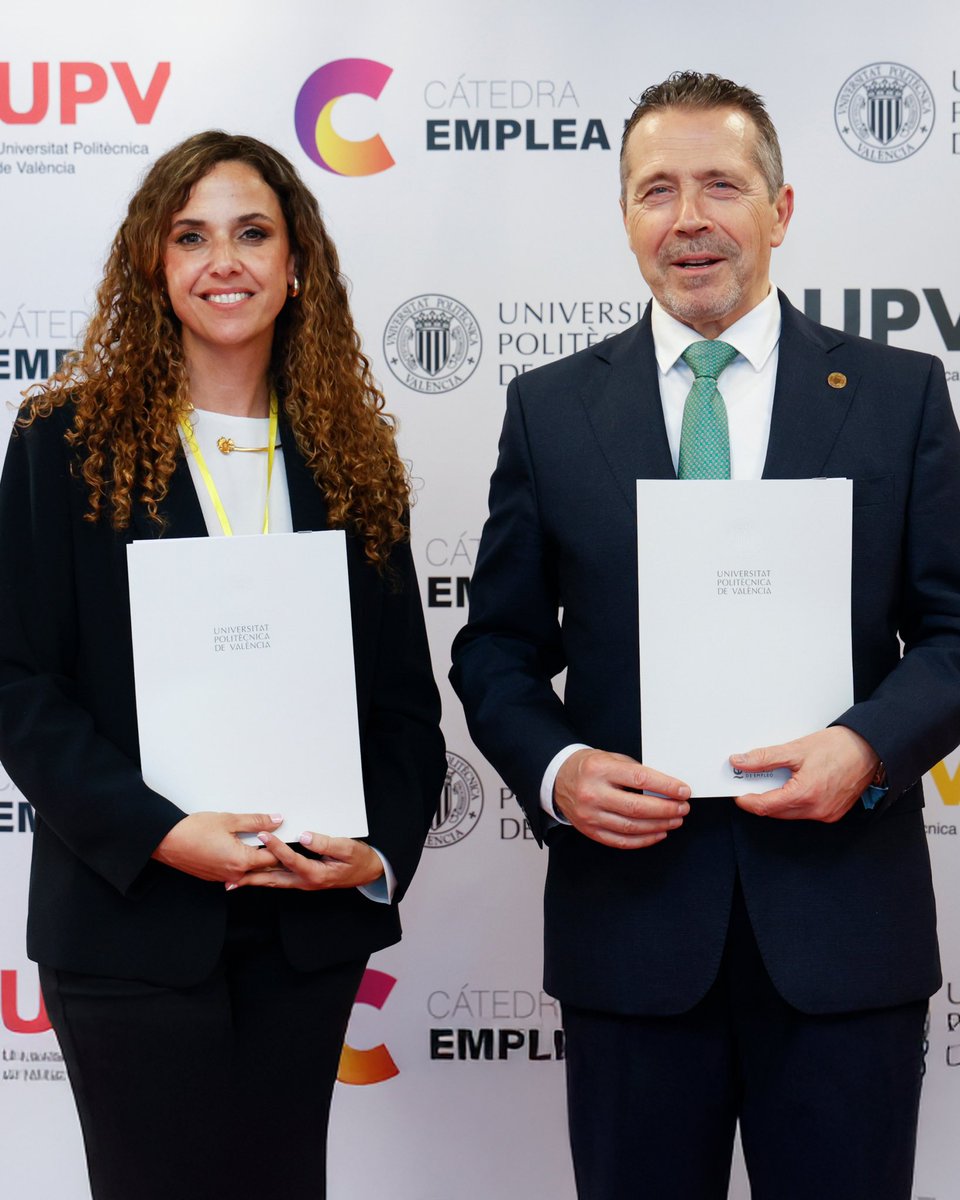 HuaweiSpain's tweet photo. 🙌 ¡La @UPV ha lanzado un año más el programa #EmpleaUpv y, por supuesto, participamos de nuevo!
¡Es la tercera edición del programa de liderazgo y posicionamiento femenino en las organizaciones para el fomento, la formación y el desarrollo de la empleabilidad de las mujeres para alcanzar puestos de responsabilidad en el mundo laboral!
✅ Desde #Huawei creemos que la tecnología tiene un papel clave para proporcionar soluciones innovadoras que no dejen a nadie atrás.
👉Nuestra compañera Carmen Ruiz Lorente, directora de Asesoría Jurídica en #HuaweiEspaña, ha propuesto un reto muy especial siguiendo la dinámica de nuestra iniciativa #TECH4ALL:
¿Cómo puede ayudar la tecnología a que los refugiados se adapten más rápido a sus nuevos entornos?
🎤 Según palabras de Ruiz, “nos comprometemos a hacer del mundo un lugar más inclusivo y sostenible para todos. ¡Encontremos la mejor manera de ayudar a los demás a través de soluciones tecnológicas!”.
¡Estamos deseando ver las ideas de las estudiantes!👩💻 ¡Ya está abierto el plazo de Inscripción de participantes! Te esperamos:
https://t.co/TNYLoTMIBz