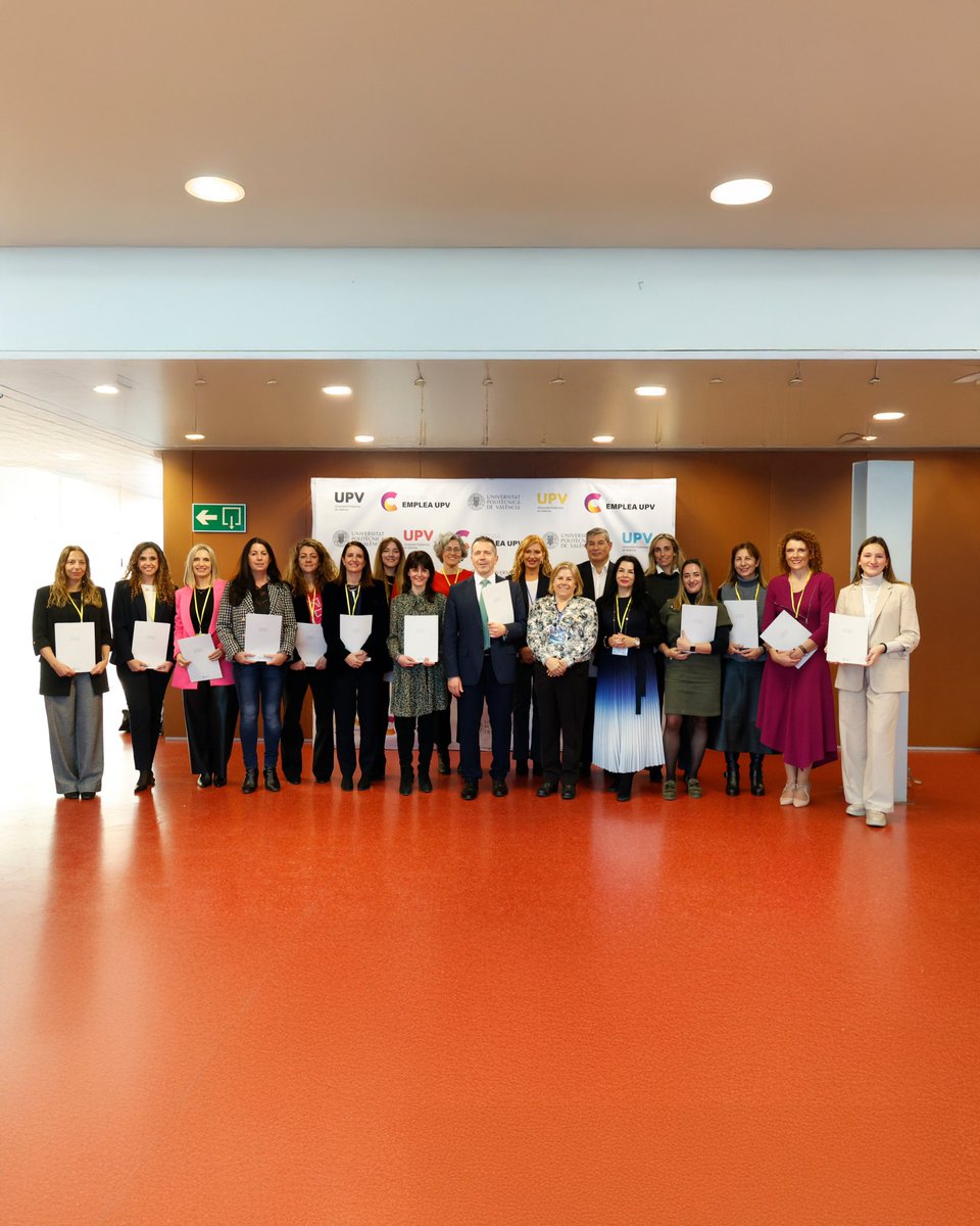 HuaweiSpain's tweet photo. 🙌 ¡La @UPV ha lanzado un año más el programa #EmpleaUpv y, por supuesto, participamos de nuevo!
¡Es la tercera edición del programa de liderazgo y posicionamiento femenino en las organizaciones para el fomento, la formación y el desarrollo de la empleabilidad de las mujeres para alcanzar puestos de responsabilidad en el mundo laboral!
✅ Desde #Huawei creemos que la tecnología tiene un papel clave para proporcionar soluciones innovadoras que no dejen a nadie atrás.
👉Nuestra compañera Carmen Ruiz Lorente, directora de Asesoría Jurídica en #HuaweiEspaña, ha propuesto un reto muy especial siguiendo la dinámica de nuestra iniciativa #TECH4ALL:
¿Cómo puede ayudar la tecnología a que los refugiados se adapten más rápido a sus nuevos entornos?
🎤 Según palabras de Ruiz, “nos comprometemos a hacer del mundo un lugar más inclusivo y sostenible para todos. ¡Encontremos la mejor manera de ayudar a los demás a través de soluciones tecnológicas!”.
¡Estamos deseando ver las ideas de las estudiantes!👩💻 ¡Ya está abierto el plazo de Inscripción de participantes! Te esperamos:
https://t.co/TNYLoTMIBz