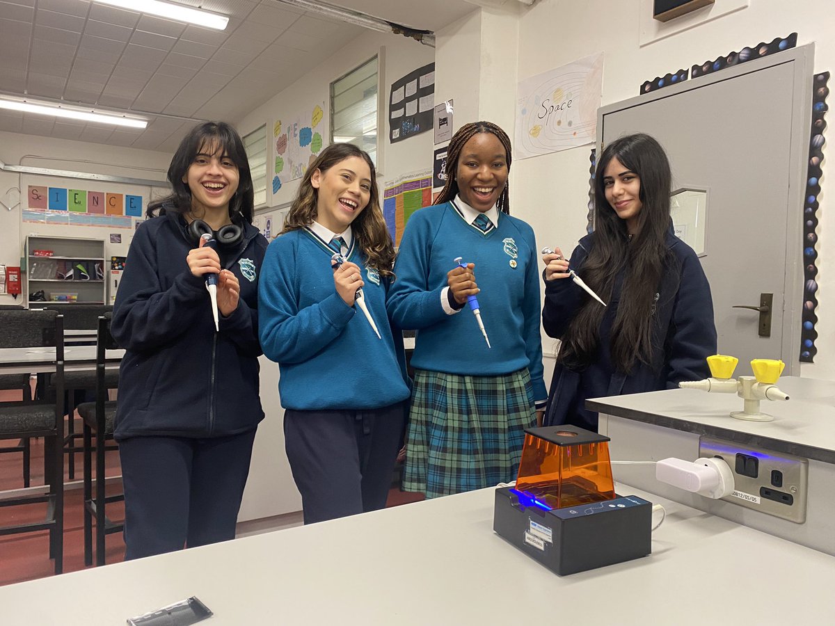 stpaulsgscience's tweet photo. Science Week in @stpaulsg, some of our 5th years exploring forensics all thanks to @abe_ireland 😍🧬🥼👩‍🔬 https://t.co/rAB4D6YnAn