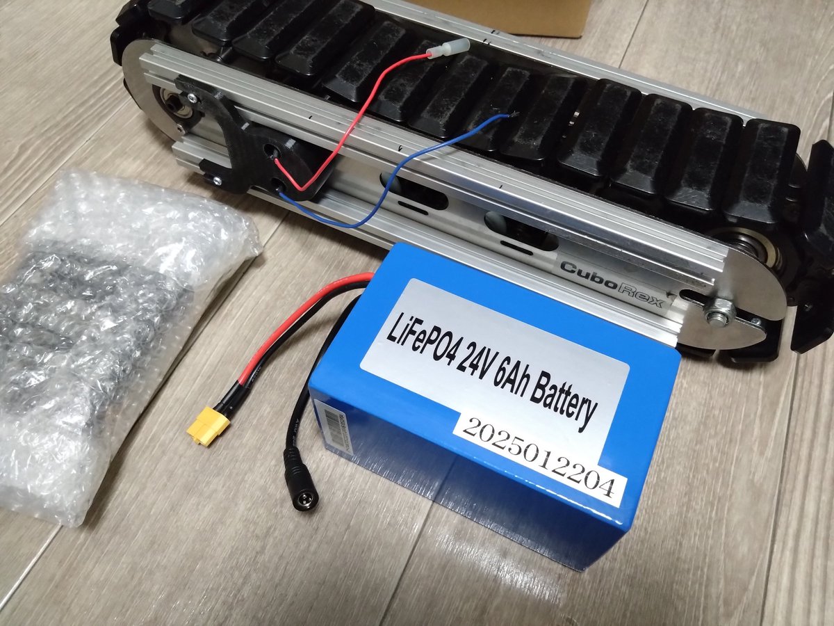RoomKazuki's tweet photo. CuGo用のバッテリーが届いた。
早くうちのロボットにもCuGoを装着して動かしたい。
#CuGo https://t.co/1Oozj6s2MQ