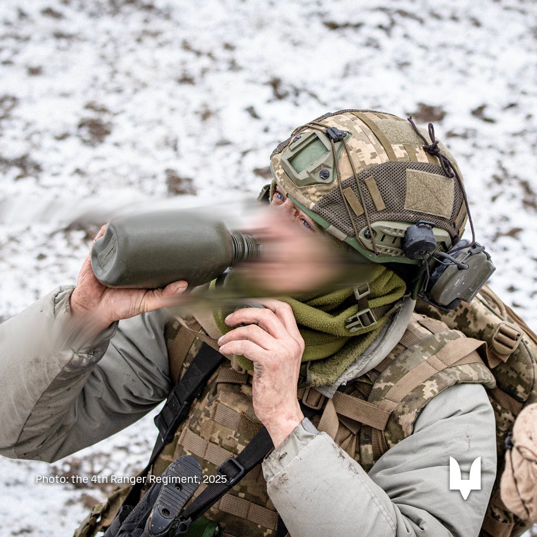 Rangers_uasof's tweet image. Rangers know what it means to endure. To endure when you are chilled to the bone at night or evacuate your mate under fire. The harder you train, the more confident you are on the battlefield.
Photos from the training of the 4th Ranger Regiment.