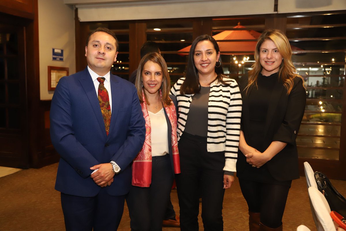 Atrevia's tweet photo. ⚫ Hace unos días, Glenda Ruiz, Country Manager de #ATREVIAEcuador, asistió a un evento organizado por la @CamespaQuito en el que se analizaba el panorama electoral en #Ecuador.
 
💭 "Los multilaterales han marcado, con sus previsiones, la base del discurso y promesas electorales. La cuestión es ¿Cómo hacer viables esas propuestas? Hay escepticismo en la población", afirmó Glenda.
 
💭 "Es la primera vez que estamos viendo una campaña real por la Asamblea, clave para la gobernabilidad del país. Aún así, las predicciones apuntan a una cámara fragmentada", apuntó sobre el panorama y la #comunicación política.
 
Glenda Ruiz B. compartió panel junto a @fabriciovelav y @Edurnequincoces, moderado por @cslaulhe, presidenta de #ATREVIAMéxico y vicepresidenta de ATREVIA para la Región Andina.
 
Su participación en este acto se enmarca dentro de los resultados que arroja el informe Latinobarómetro 2024, que revela, por ejemplo, que menos de la mitad de la población cree en la democracia, y que más del 60% aceptaría un gobierno autoritario si resolviera los problemas. Las cifras actuales sugieren una segunda vuelta con un voto enfocado en estabilidad, aunque el panorama aún puede cambiar en dos semanas.
 
Gracias a la @CamespaQuito por la invitación. Continuaremos siguiendo de cerca toda la #actualidad de la región.