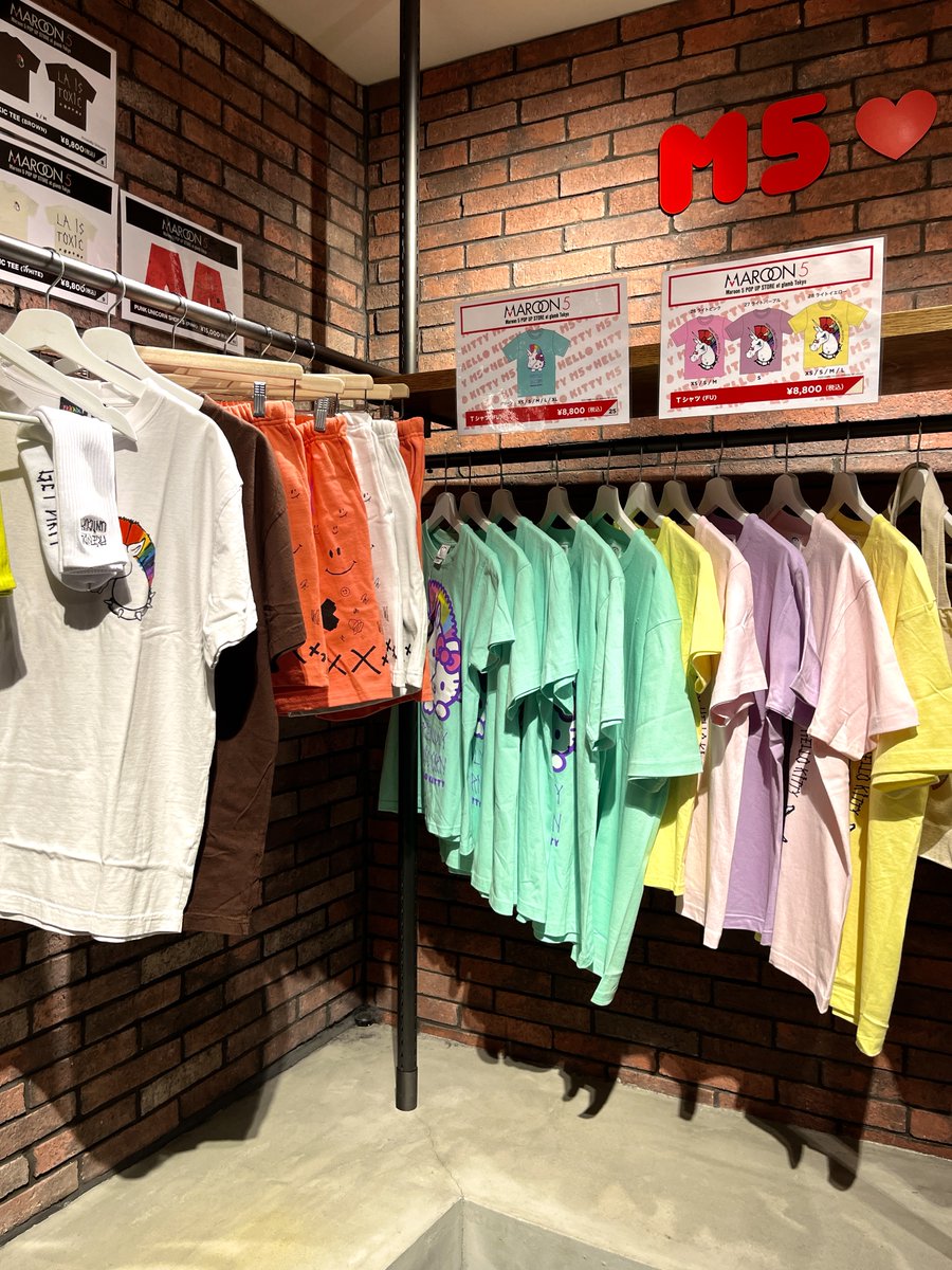 LiveNationHIP's tweet photo. Maroon 5 来日記念POP UP STOREオープン❗️

前回売り切れが続出した＜日本限定デザインツアーグッズ＞や、Maroon 5 x glambの限定コラボジャケットも販売中！

全て売り切れ次第終了！
期間限定開催となるPOP UP STORE、ぜひお立ち寄りください！

🚨東京ドーム来日公演 - 残りVIP SSチケットのみ❗️残席わずか❗️

POP UP STORE詳細⏩  https://t.co/SW2It5SlX9

#maroon5 #マルーン5 #東京ドーム #来日公演 #来日 #ポップアップストア #popupstore #HIP